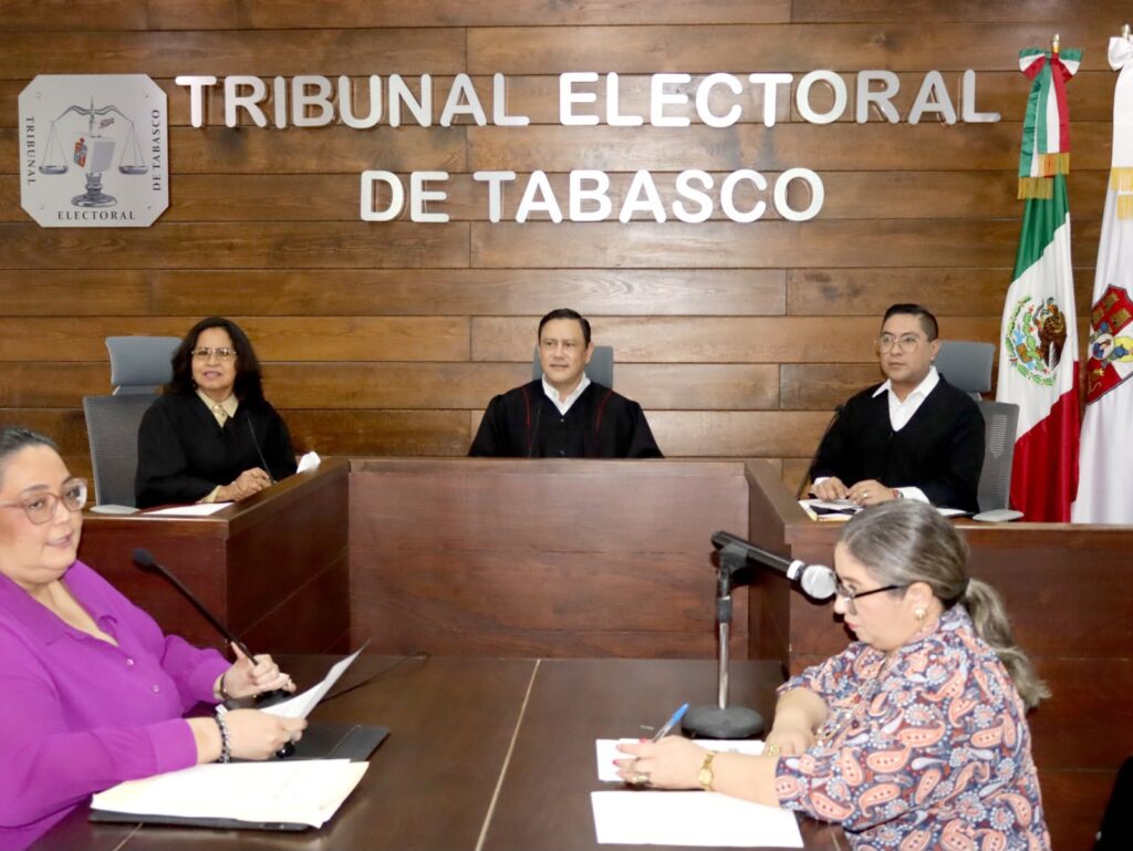 Sesión pública del Tribunal Electoral de Tabasco con magistrados y personal en sala