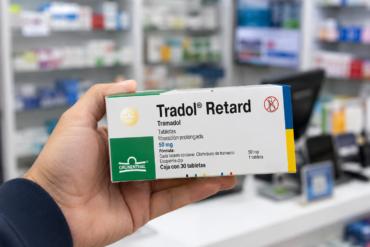 Caja de tramadol sostenida en una farmacia tras el anuncio de control con receta médica en México.