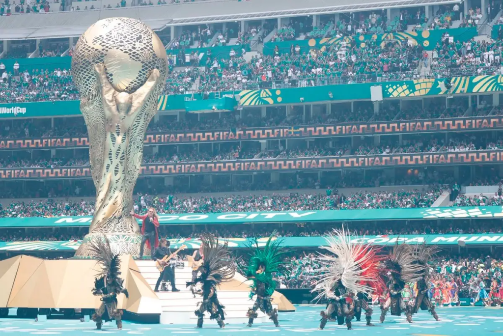 Escenario central con el trofeo monumental de FIFA durante la inauguración del Mundial 2026.