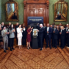 Gianni Infantino devela el trofeo de la Copa del Mundo FIFA 2026 en Palacio Nacional de México, rodeado de funcionarios y delegados internacionales