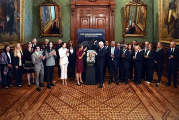 Gianni Infantino devela el trofeo de la Copa del Mundo FIFA 2026 en Palacio Nacional de México, rodeado de funcionarios y delegados internacionales