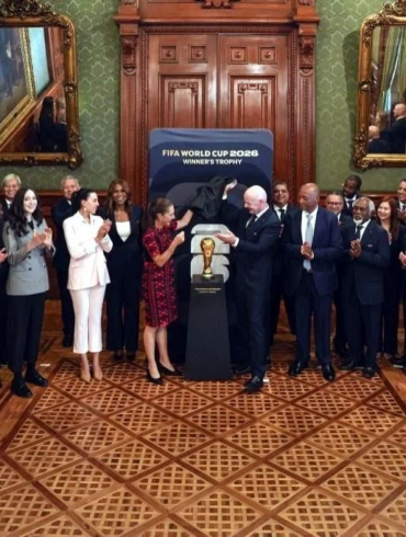 Gianni Infantino devela el trofeo de la Copa del Mundo FIFA 2026 en Palacio Nacional de México, rodeado de funcionarios y delegados internacionales