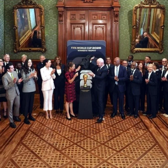 Gianni Infantino devela el trofeo de la Copa del Mundo FIFA 2026 en Palacio Nacional de México, rodeado de funcionarios y delegados internacionales