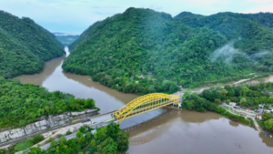 Vista aérea del río Usumacinta y el puente de Tenosique, símbolo de la paradoja del agua potable en el municipio.