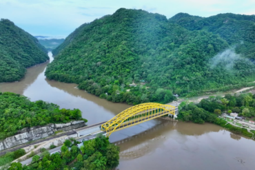 Vista aérea del río Usumacinta y el puente de Tenosique, símbolo de la paradoja del agua potable en el municipio.