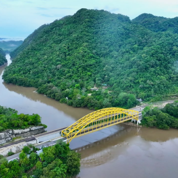Vista aérea del río Usumacinta y el puente de Tenosique, símbolo de la paradoja del agua potable en el municipio.