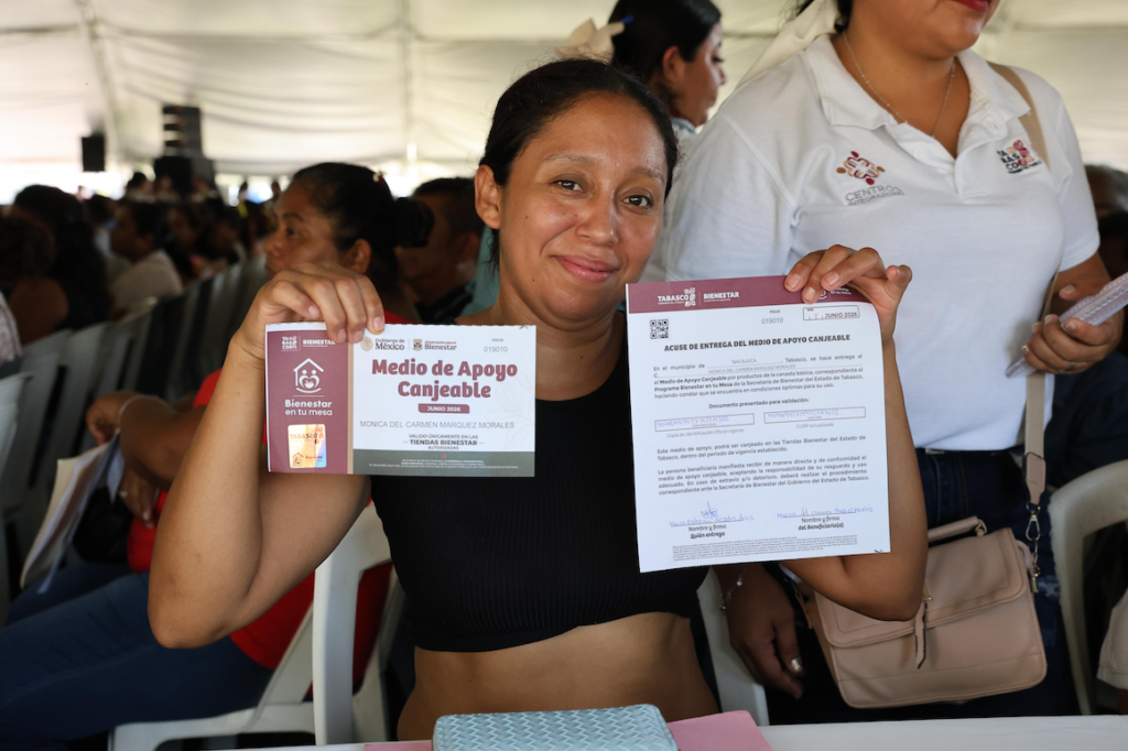 Beneficiaria muestra el vale y el acuse de entrega del programa Bienestar en tu Mesa.