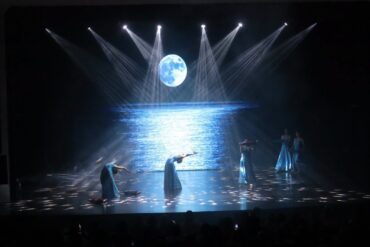 La compañía Barro Rojo Arte Escénico presenta Viento de Lorca durante el Festival Villahermosa 2026 en el Teatro Universitario de la UJAT, en Villahermosa, Tabasco.