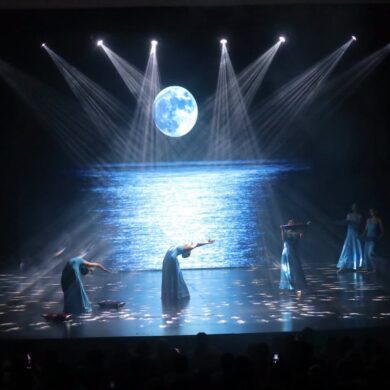 La compañía Barro Rojo Arte Escénico presenta Viento de Lorca durante el Festival Villahermosa 2026 en el Teatro Universitario de la UJAT, en Villahermosa, Tabasco.