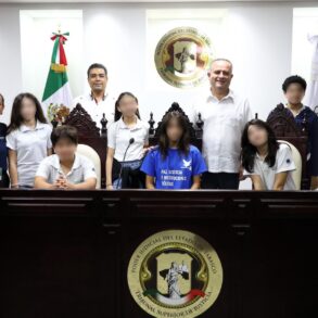 Estudiantes del colegio Greenville International School durante una visita guiada al Tribunal Superior de Justicia de Tabasco