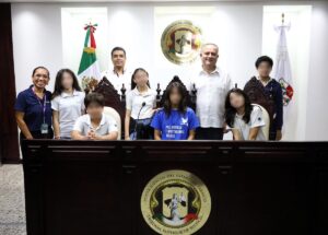 Estudiantes del colegio Greenville International School durante una visita guiada al Tribunal Superior de Justicia de Tabasco