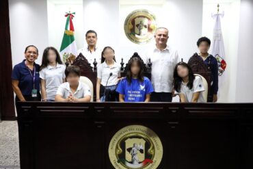 Estudiantes del colegio Greenville International School durante una visita guiada al Tribunal Superior de Justicia de Tabasco