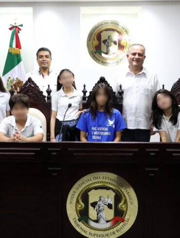Estudiantes del colegio Greenville International School durante una visita guiada al Tribunal Superior de Justicia de Tabasco