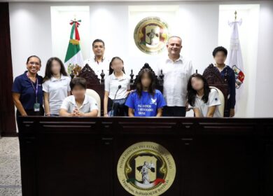 Estudiantes del colegio Greenville International School durante una visita guiada al Tribunal Superior de Justicia de Tabasco