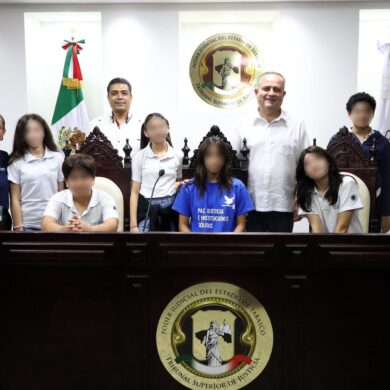 Estudiantes del colegio Greenville International School durante una visita guiada al Tribunal Superior de Justicia de Tabasco