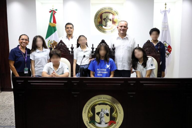 Estudiantes del colegio Greenville International School durante una visita guiada al Tribunal Superior de Justicia de Tabasco