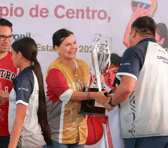 Yolanda Osuna entrega uniformes a deportistas seleccionados de Centro rumbo a competencias estatales 2026