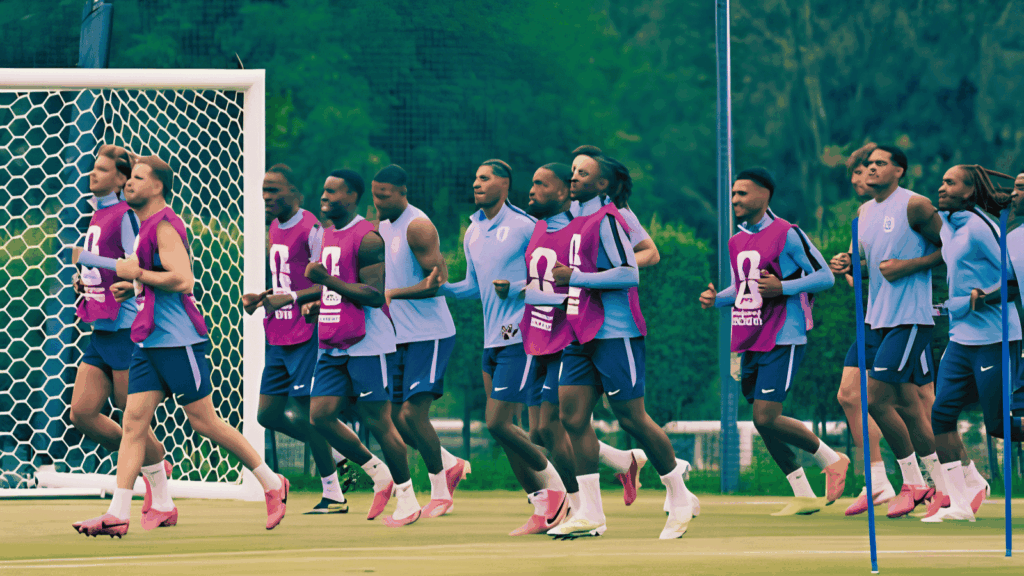 Jugadores de Inglaterra realizan trote durante el entrenamiento previo al partido contra México.