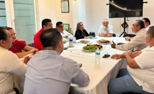 Pedro Gutiérrez, Miguel Barrueta, Rafael Acosta León, Humberto de los Santos Bertruy y Juan Enoc Alvarado Ribón escuchan a dirigentes de Canaco Servytur Villahermosa durante la reunión del 17 de julio de 2026