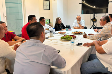 Pedro Gutiérrez, Miguel Barrueta, Rafael Acosta León, Humberto de los Santos Bertruy y Juan Enoc Alvarado Ribón escuchan a dirigentes de Canaco Servytur Villahermosa durante la reunión del 17 de julio de 2026