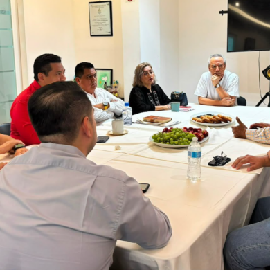 Pedro Gutiérrez, Miguel Barrueta, Rafael Acosta León, Humberto de los Santos Bertruy y Juan Enoc Alvarado Ribón escuchan a dirigentes de Canaco Servytur Villahermosa durante la reunión del 17 de julio de 2026