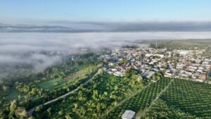 Vista panorámica del municipio de Tacotalpa, en la Sierra de Tabasco, rodeado de montañas y ríos.