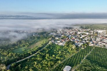 Vista panorámica del municipio de Tacotalpa, en la Sierra de Tabasco, rodeado de montañas y ríos.