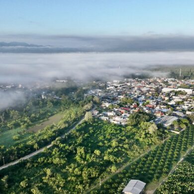 Vista panorámica del municipio de Tacotalpa, en la Sierra de Tabasco, rodeado de montañas y ríos.