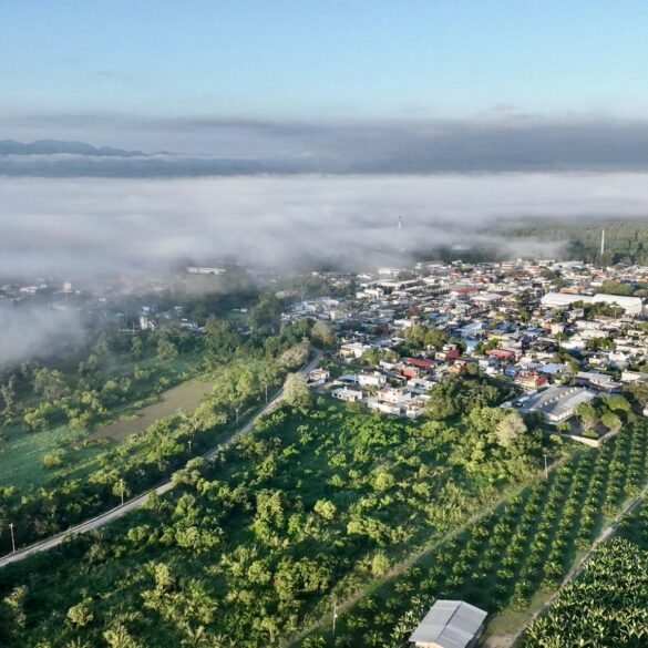 Vista panorámica del municipio de Tacotalpa, en la Sierra de Tabasco, rodeado de montañas y ríos.