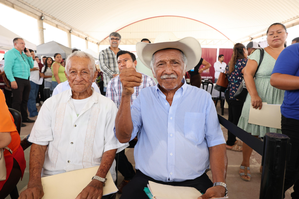 Dos adultos mayores participan en la Jornada de Atención al Pueblo en Buenavista