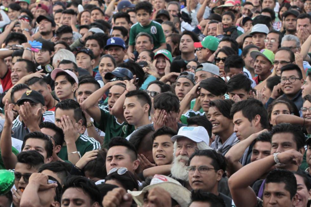 Aficionados mexicanos reaccionan con angustia durante la eliminación de México ante Inglaterra.