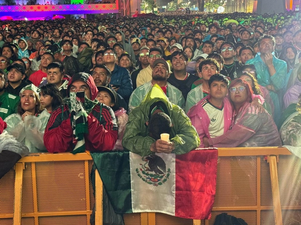 Aficionados mexicanos reaccionan con angustia durante la eliminación del Tri ante Inglaterra.