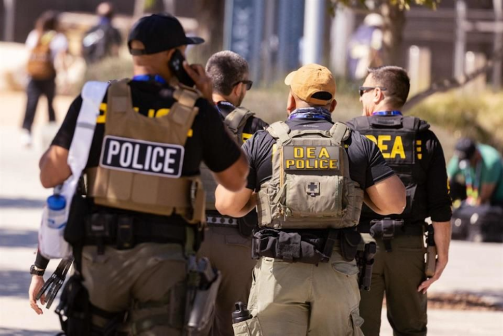 Agentes de la DEA y policías estadounidenses participan en un operativo de seguridad