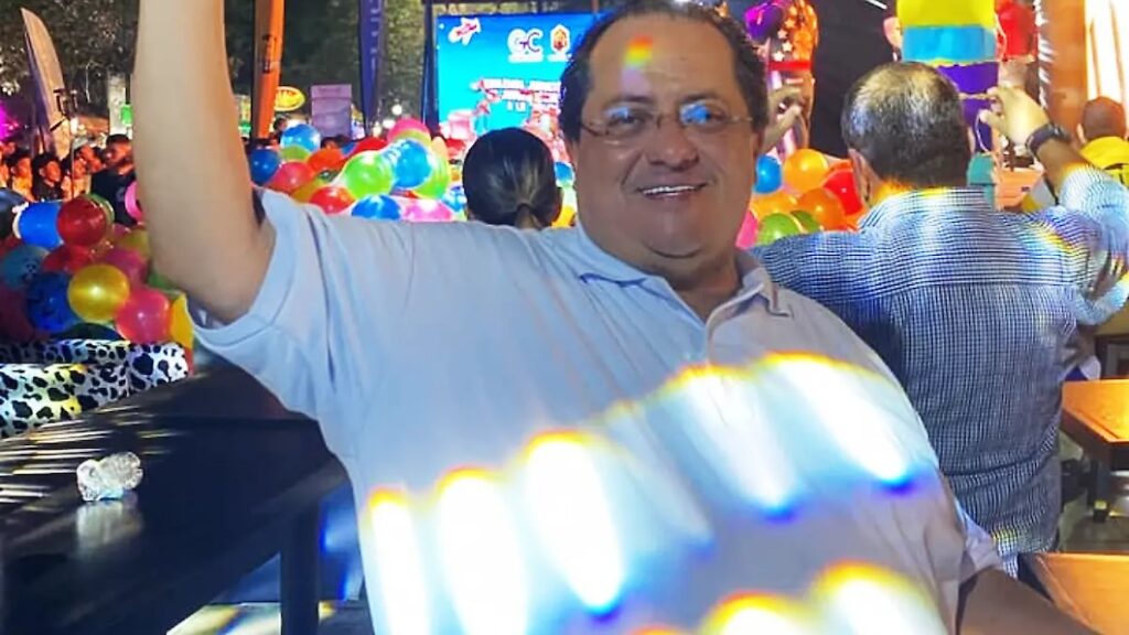 Manuel Andrade se toma fotografías con asistentes durante la Feria Tabasco 2024