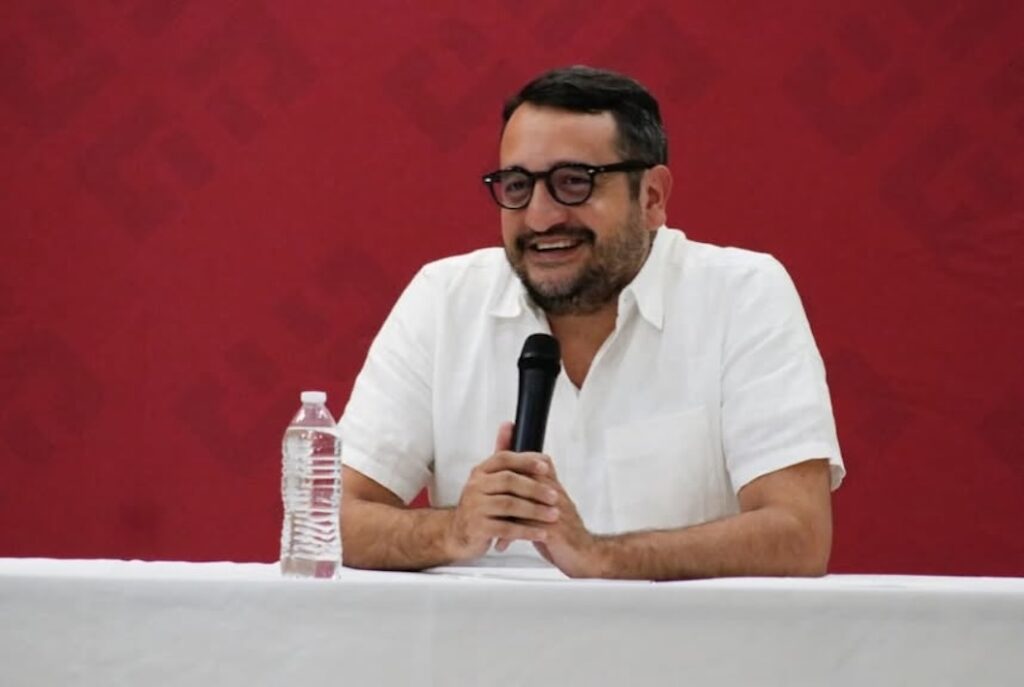 Andrés Manuel López Beltrán habla ante medios durante un evento de Morena en Tabasco