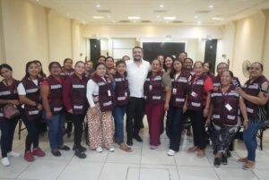Andy López Beltrán posa con integrantes de un grupo de Coordinadoras Operativas Territoriales de Morena en Tabasco