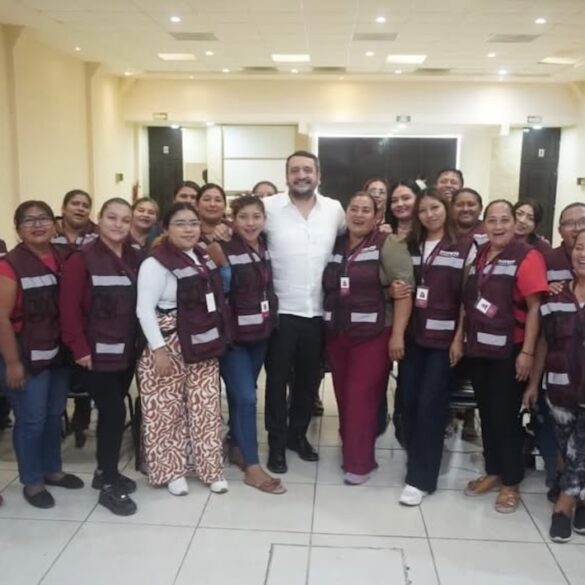 Andy López Beltrán posa con integrantes de un grupo de Coordinadoras Operativas Territoriales de Morena en Tabasco