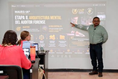 Alumnos de la Generación 11 de la Maestría en Auditoría y Evaluación Gubernamental del IAP Tabasco durante la clase de Auditoría Forense impartida por el MAF Gonzalo García Cruz.