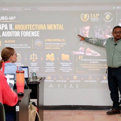 Alumnos de la Generación 11 de la Maestría en Auditoría y Evaluación Gubernamental del IAP Tabasco durante la clase de Auditoría Forense impartida por el MAF Gonzalo García Cruz.