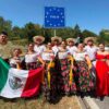Integrantes del Ballet Winik Asik Ak'ot celebran el primer lugar obtenido por la danza folclórica de Tabasco durante un concurso internacional en Rímini, Italia.