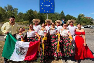 Integrantes del Ballet Winik Asik Ak'ot celebran el primer lugar obtenido por la danza folclórica de Tabasco durante un concurso internacional en Rímini, Italia.