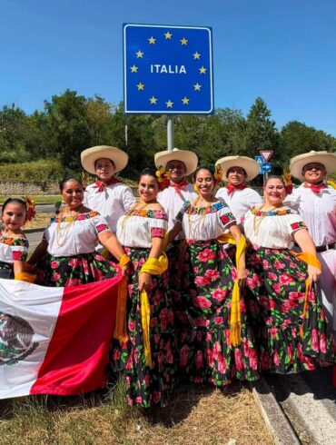 Integrantes del Ballet Winik Asik Ak'ot celebran el primer lugar obtenido por la danza folclórica de Tabasco durante un concurso internacional en Rímini, Italia.