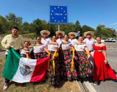 Integrantes del Ballet Winik Asik Ak'ot celebran el primer lugar obtenido por la danza folclórica de Tabasco durante un concurso internacional en Rímini, Italia.