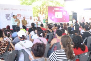 Entrega de tarjetas de la Beca Rita Cetina a estudiantes de la primaria Marciano Gallegos Magaña en Pomoca, Nacajuca, Tabasco.