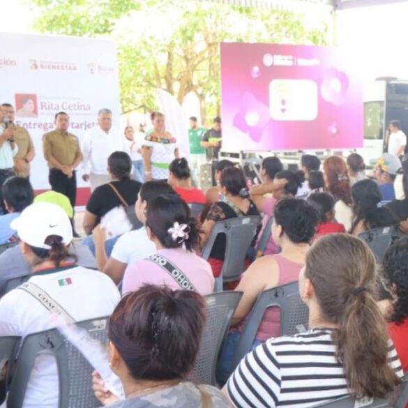 Entrega de tarjetas de la Beca Rita Cetina a estudiantes de la primaria Marciano Gallegos Magaña en Pomoca, Nacajuca, Tabasco.