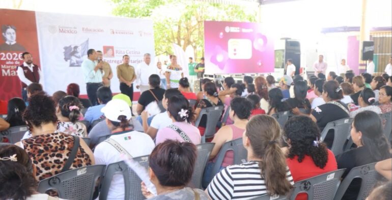 Entrega de tarjetas de la Beca Rita Cetina a estudiantes de la primaria Marciano Gallegos Magaña en Pomoca, Nacajuca, Tabasco.