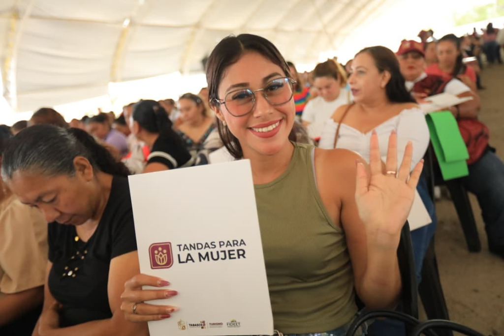Beneficiaria muestra carpeta de Tandas para la Mujer durante evento del Gobierno de Tabasco en Centro