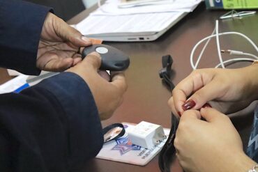 Entrega del Botón de Emergencia Auxíliame por la SSPC a una víctima de violencia en Centro, Tabasco.