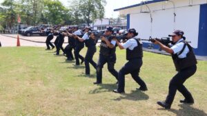 Cadetes de la Academia de Policía del Estado de Tabasco realizan prácticas operativas y físicas durante su formación profesional.