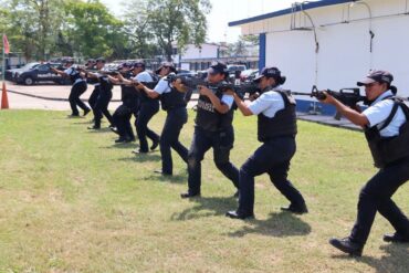 Cadetes de la Academia de Policía del Estado de Tabasco realizan prácticas operativas y físicas durante su formación profesional.